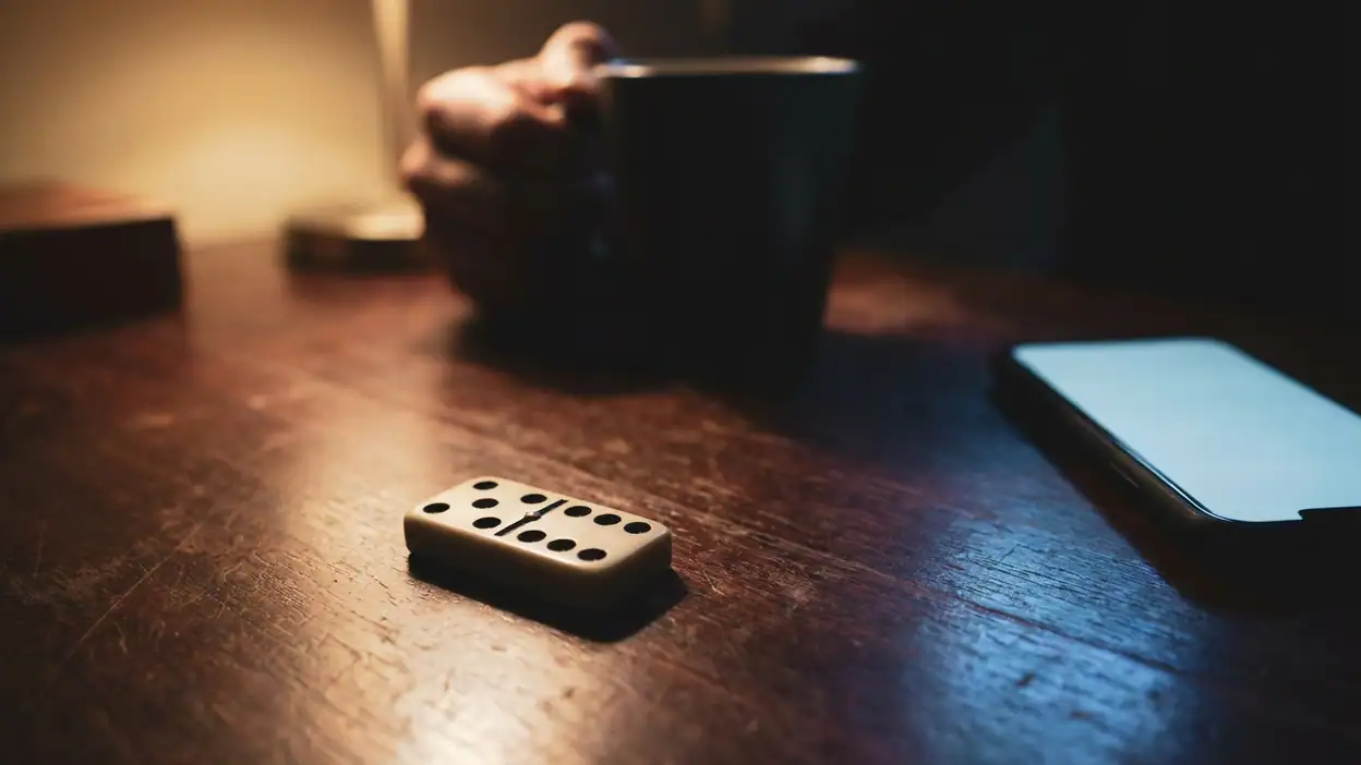 Why Dominoes Stands Out as a Strategic Mobile Classic