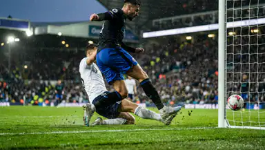 EA SPORTS FC™ Mobile Football maîtrise le terrain, mais perd parfois le fil dans ses menus